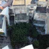Girando poi a sinistra l�obiettivo del drone, verso un cortile posto tra le strutture secondarie del Palazzo, possiamo finalmente scoprire il raro giardino pensile